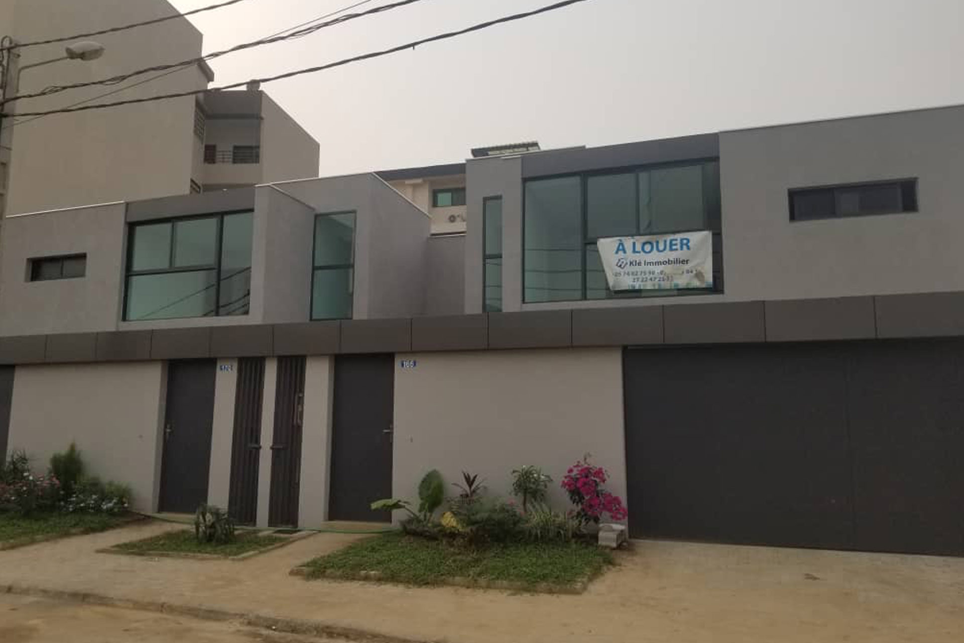 VILLA DE 6 PIECES A LOUER A COCODY ANGRE