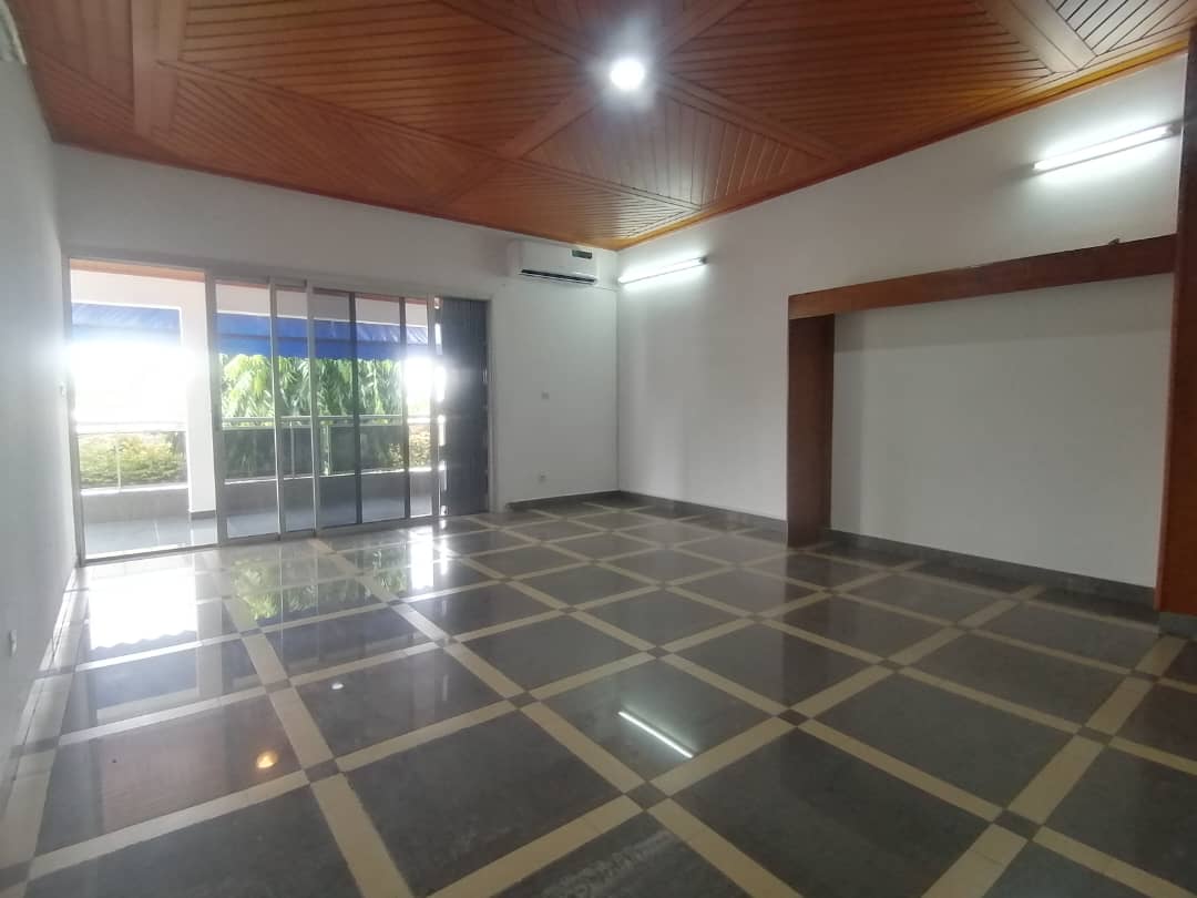 Villa duplex de 10 pièces pour Bureau